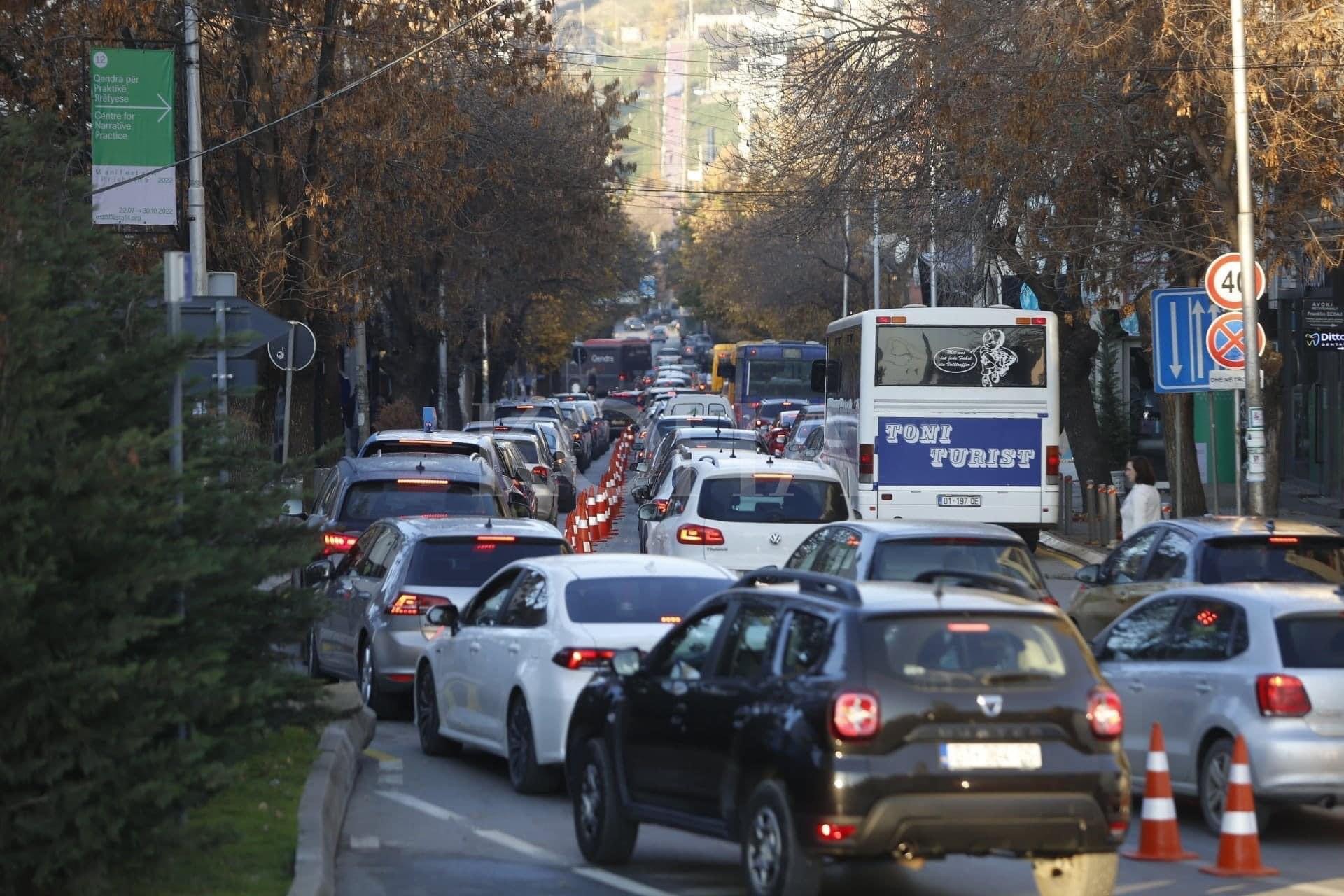 Bllokohet Prishtina, pamje nga kolonat e gjata në rrugët kryesore, qytetarët të nervozuar u bien borive