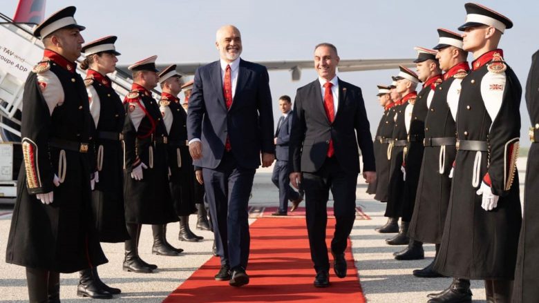 Edi Rama pritet me nderime të larta shtetërore nē Shkup