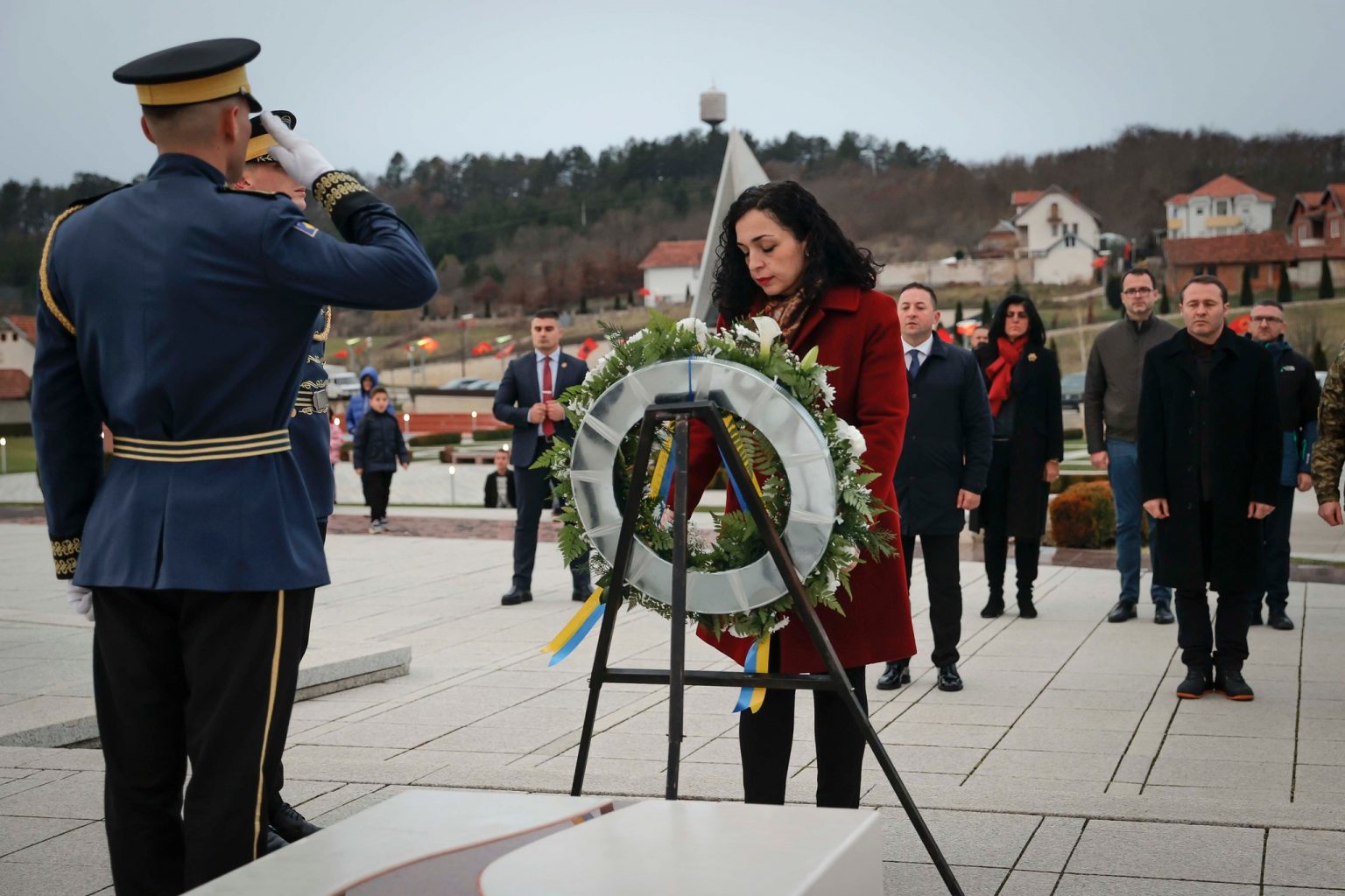 Presidentja Osmani në Prekaz: Adem Jashari është hero i dinjitetit tonë! Ai është i gjallë!