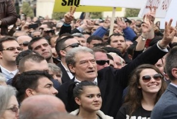 Sali Berisha sot në protestë kundër Edi Ramës