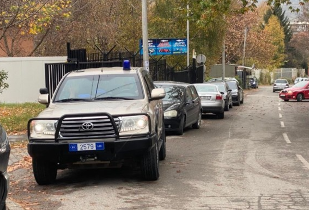 Policë të EULEX-it në stacionin e policisë në veri të Mitrovicës