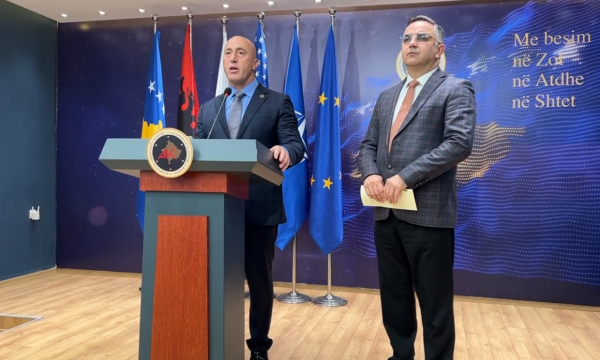 Haradinaj kërkon nga Kurti shtyerjen e vendimit për targat