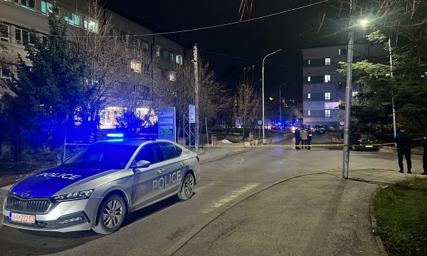 Flet motra e gruas së vrarë në oborrin e QKUK’së