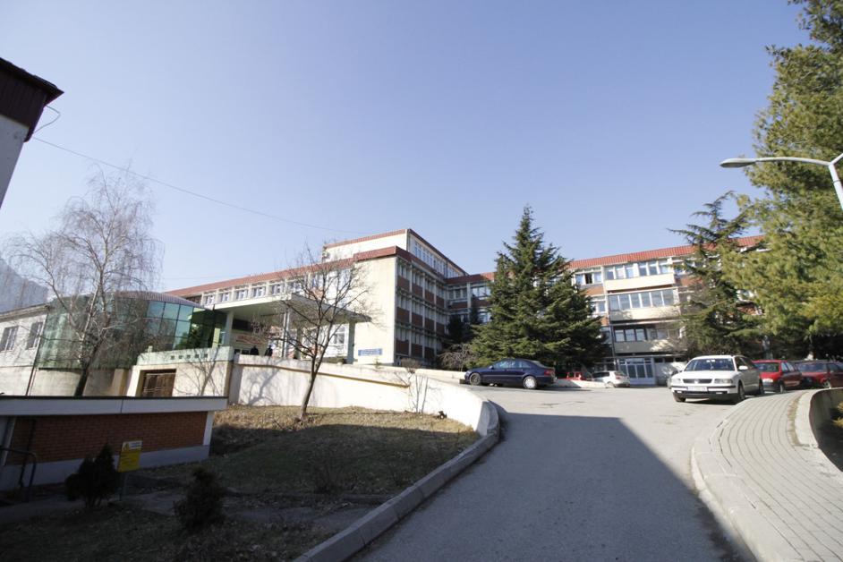 Thellohet skandali në spitalin e Pejës, drejtori i shkarkuar pretendon se përgjegjësit ‘i shpëtuan’ shkarkimit pas ndërhyrjeve politike