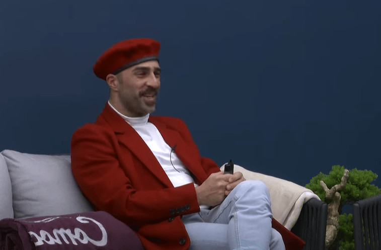 Lugati ia krisë këngës që në 6 të mëngjesit (VIDEO)