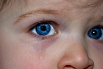 Paralajmërimi i një psikologu: Çfarë ndodh me fëmijën tuaj kur e goditni