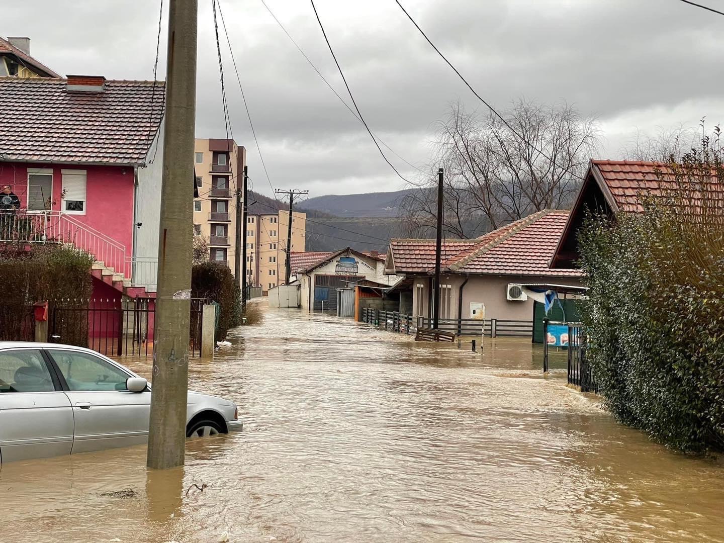 Pamje të dhimbshme nga Mitrovica pas vërshimeve të mëdha, evakuohen qytetarët