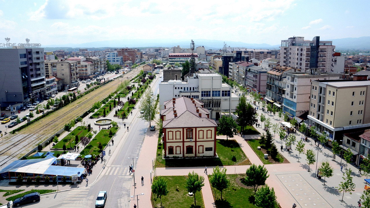 Vajzat që ranë nga ndërtesa në Ferizaj janë motra mes vete, policia: Njëra u mundua ta shpëtonte tjetrën