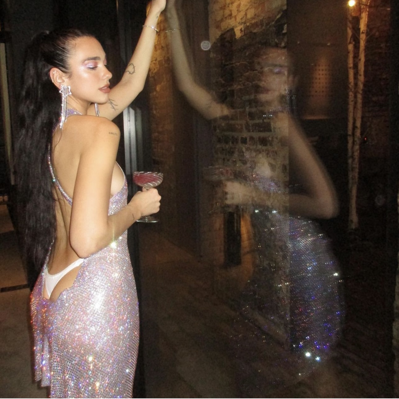 Dua Lipa paraqitet me fustanë të guximshëm
