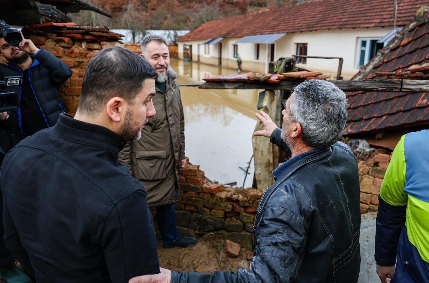 Memli Krasniqi në Skenderaj: Fton Qeverinë t’u ndihmojë qytetarëve të dëmtuar