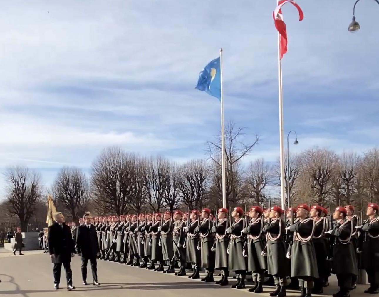 Kurti pritet me ceremoni shtetërore nga kancelari i Austrisë