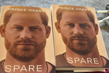 Del zyrtarisht në shitje libri i Princit Harry, njerëzit zënë radhën për ta blerë