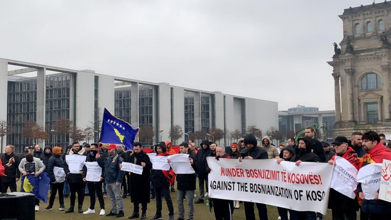 Mërgimtarët protestojnë kundër asociacionit