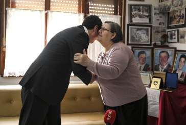 Kryeministri Kurti viziton Nënën Ferdonije: I falënderohemi për jetë, i kemi borxh secili