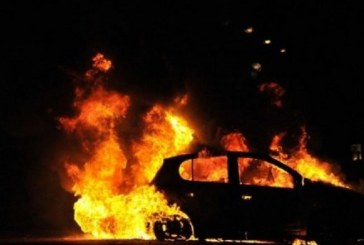 Digjen dy vetura me targa të Serbisë në Leposaviq – policia në vend ngjarje gjeti një shishe me benzinë