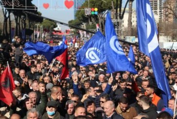 “Rama të japë dorëheqjen”, protestuesit mblidhen para selisë së PD