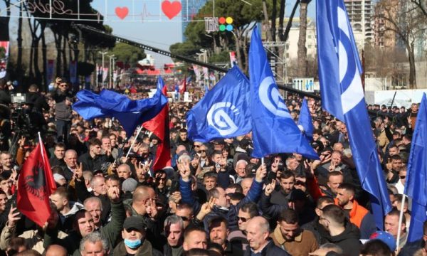 “Rama të japë dorëheqjen”, protestuesit mblidhen para selisë së PD