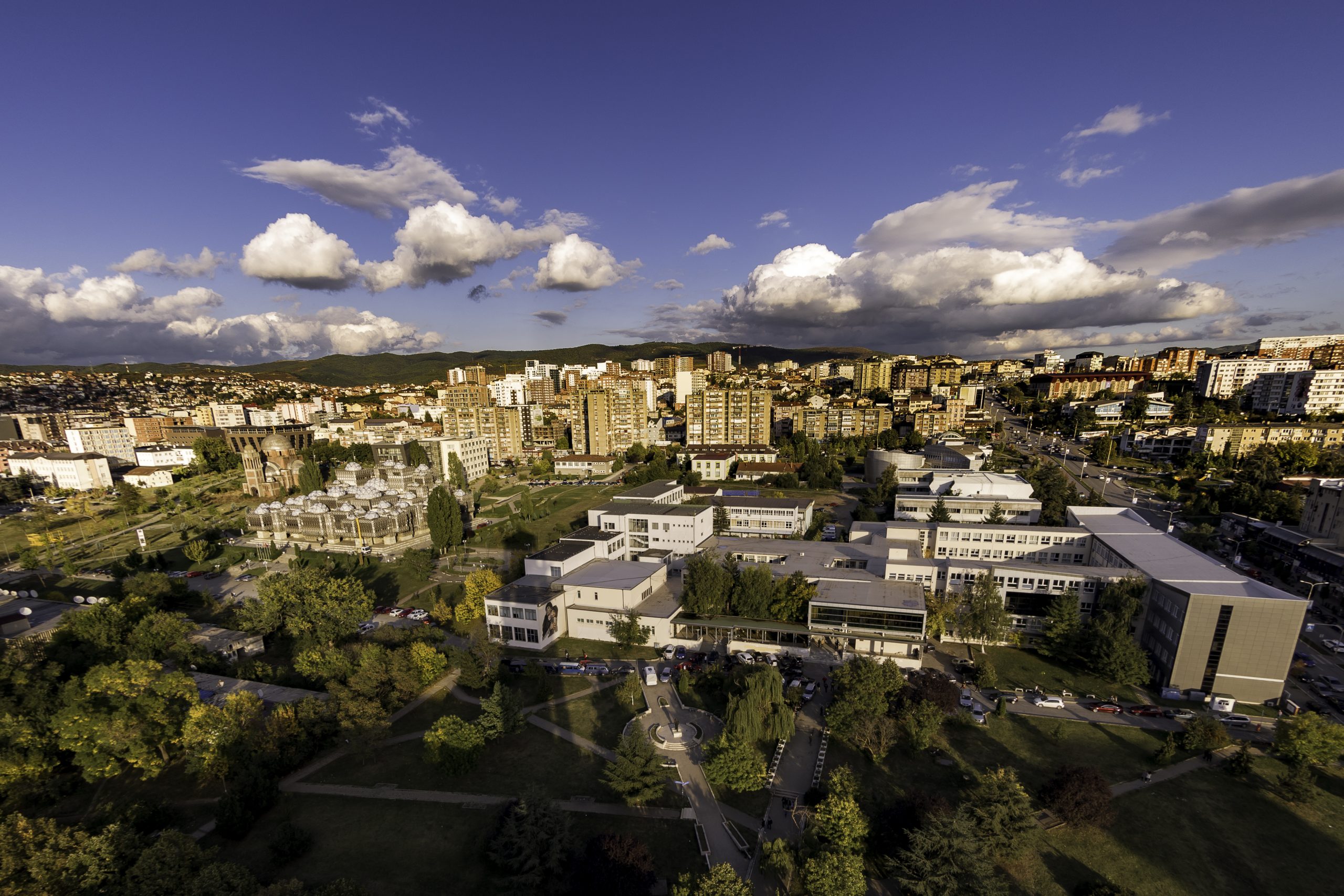 Kërcënohet një grua në Prishtinë, dikush ia lë një ‘selam’ te banesa: Kom me t’vra sonte