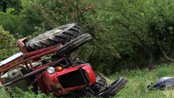 Rrokulliset traktori humb jetën 60-vjeçari