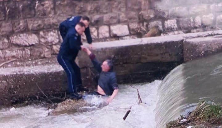 Dy policë në Prizren shpëtojnë të moshuarin nga vetëvrasja në lum