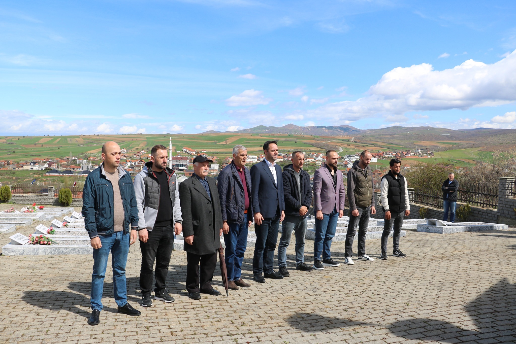 Glauk Konjufca bënë homazhe në fshatin Sllovi të Lipjanit