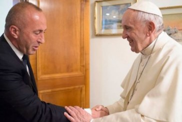 Haradinaj uron Pashkët, i bën thirrje Papa Françeskut që Vatikani ta njohë Kosovën