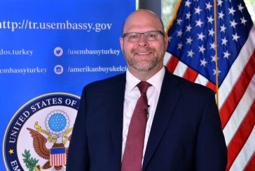 Ambasadori amerikan uron në gjuhën shqipe: Me fat Fitër Bajrami