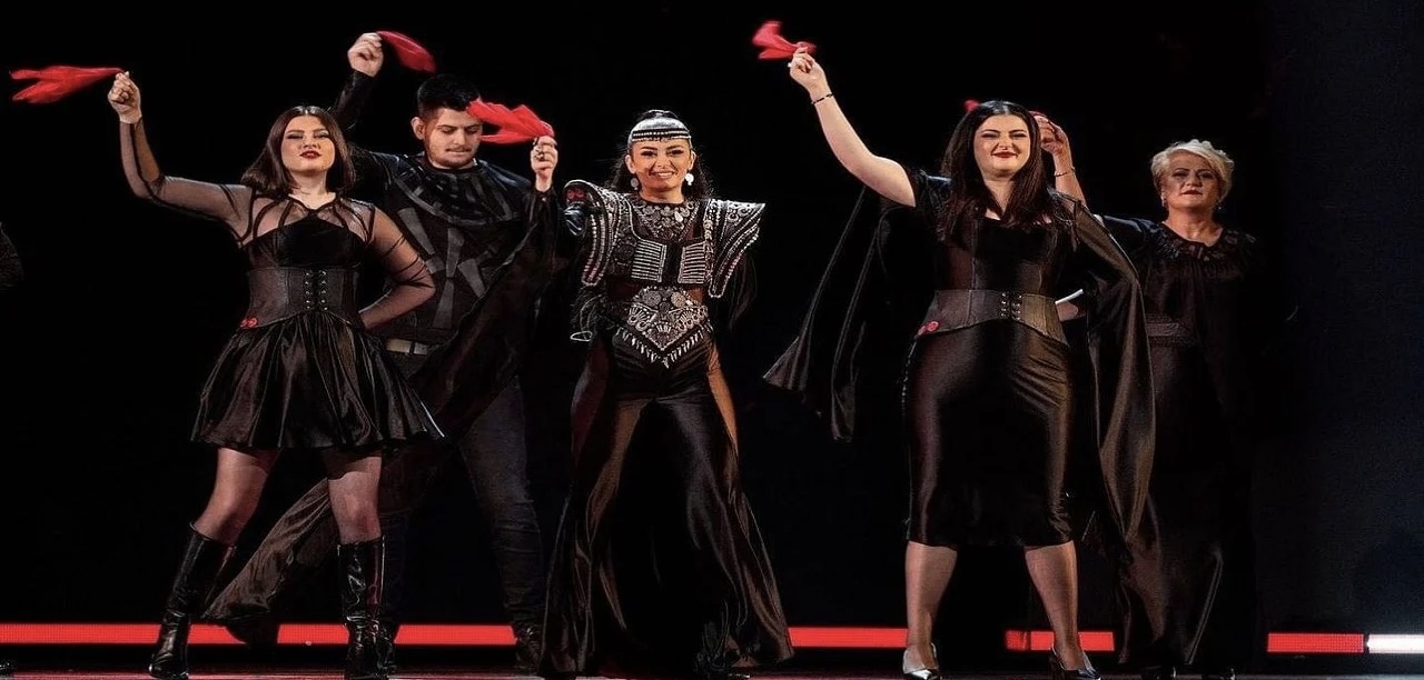 Albina dhe Familja Kelmendi elektrizojnë skenën me performancën e tyre në gjysmëfinalen e “Eurovision 2023”