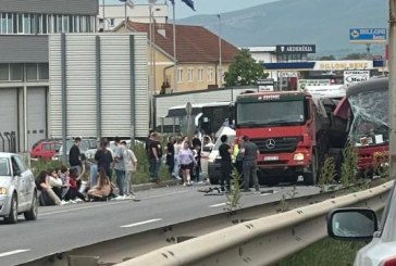 Dhjetëra persona të lënduar nga askidenti mes autobusit dhe kamionit në Vragoli, Policia jep detaje