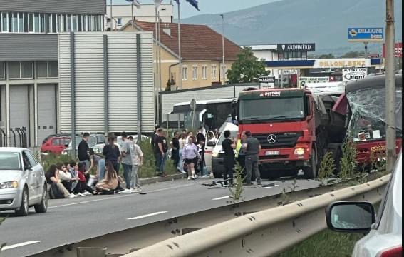 Dhjetëra persona të lënduar nga askidenti mes autobusit dhe kamionit në Vragoli, Policia jep detaje