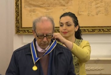 Vjosa Osmani e dekoron shkrimtarin Ismail Kadare me urdhrin “Hasan Prishtina”