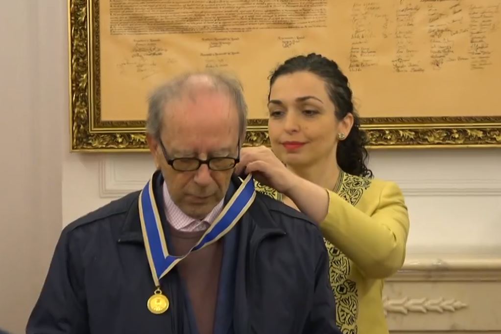 Vjosa Osmani e dekoron shkrimtarin Ismail Kadare me urdhrin “Hasan Prishtina”