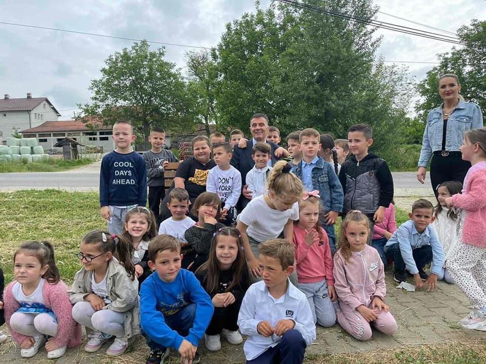 Kryetari Shehu takon fëmijët e Junikut: Zotohet ti mbështes më fort