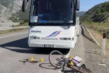 Autobusi nga Kosova përplasë për vdekje të moshuarin çiklist 72 vjeçarë në rrugën e kombit