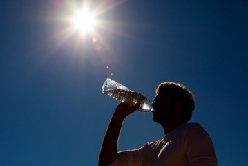 Këtë javë moti deri 33 gradë, IHMK kërkon që të moshuarit dhe ata me sëmundje kronike mos të ekspozohen në diell