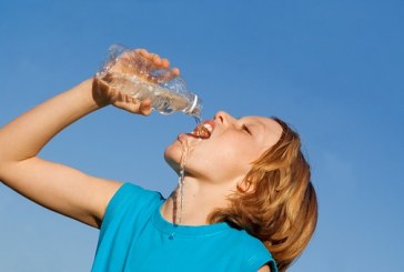 “Një gotë ujë në orë”, kardiologu jep këshilla si të përballoni vapën teksa temperaturat pritet të prekin 37 gradë