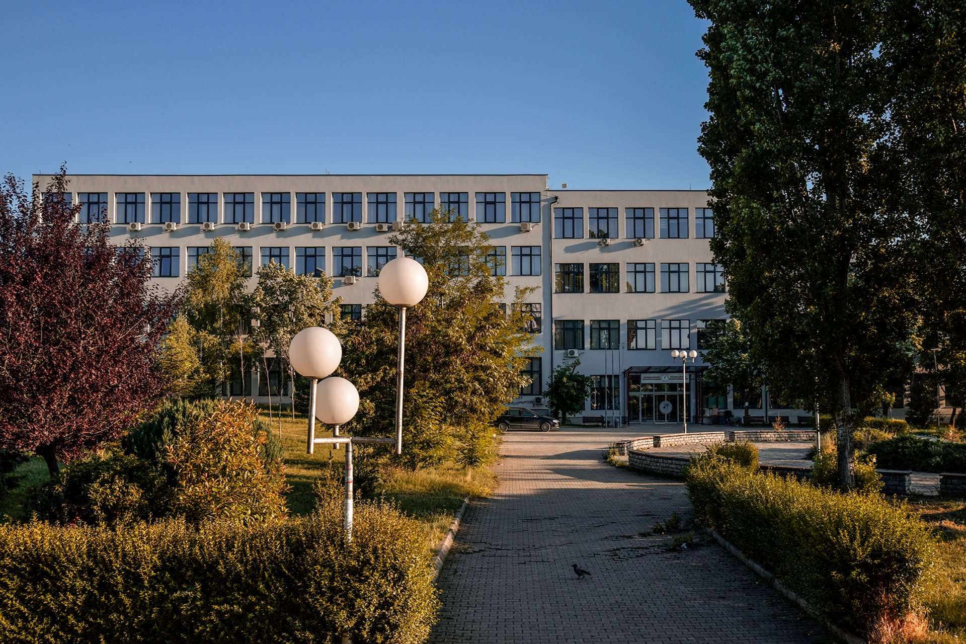 Universiteti i Prishtinës ua ndalon profesorëve të mbajnë mësim edhe në kolegje private