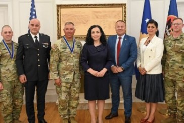 Presidentja Osmani dekoroi tre udhëheqës ushtarakë amerikanë të KFOR-it