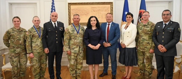 Presidentja Osmani dekoroi tre udhëheqës ushtarakë amerikanë të KFOR-it