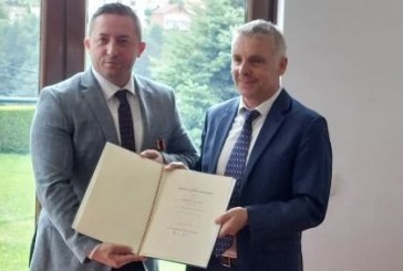 Ambasadori gjerman nderon me urdhër ushtarak Armend Mehajn