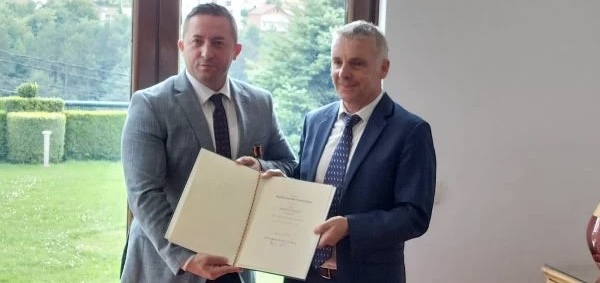 Ambasadori gjerman nderon me urdhër ushtarak Armend Mehajn