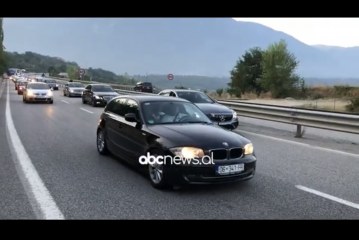 Bllokohet “Rruga e Kombit”, kosovarët drejt detit