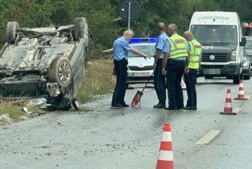 Rrokulliset një veturë në magjistralen Pejë-Deçan, lëndohet shoferi