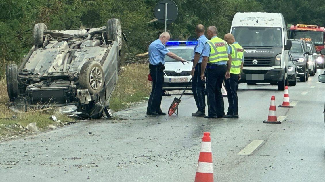 Rrokulliset një veturë në magjistralen Pejë-Deçan, lëndohet shoferi