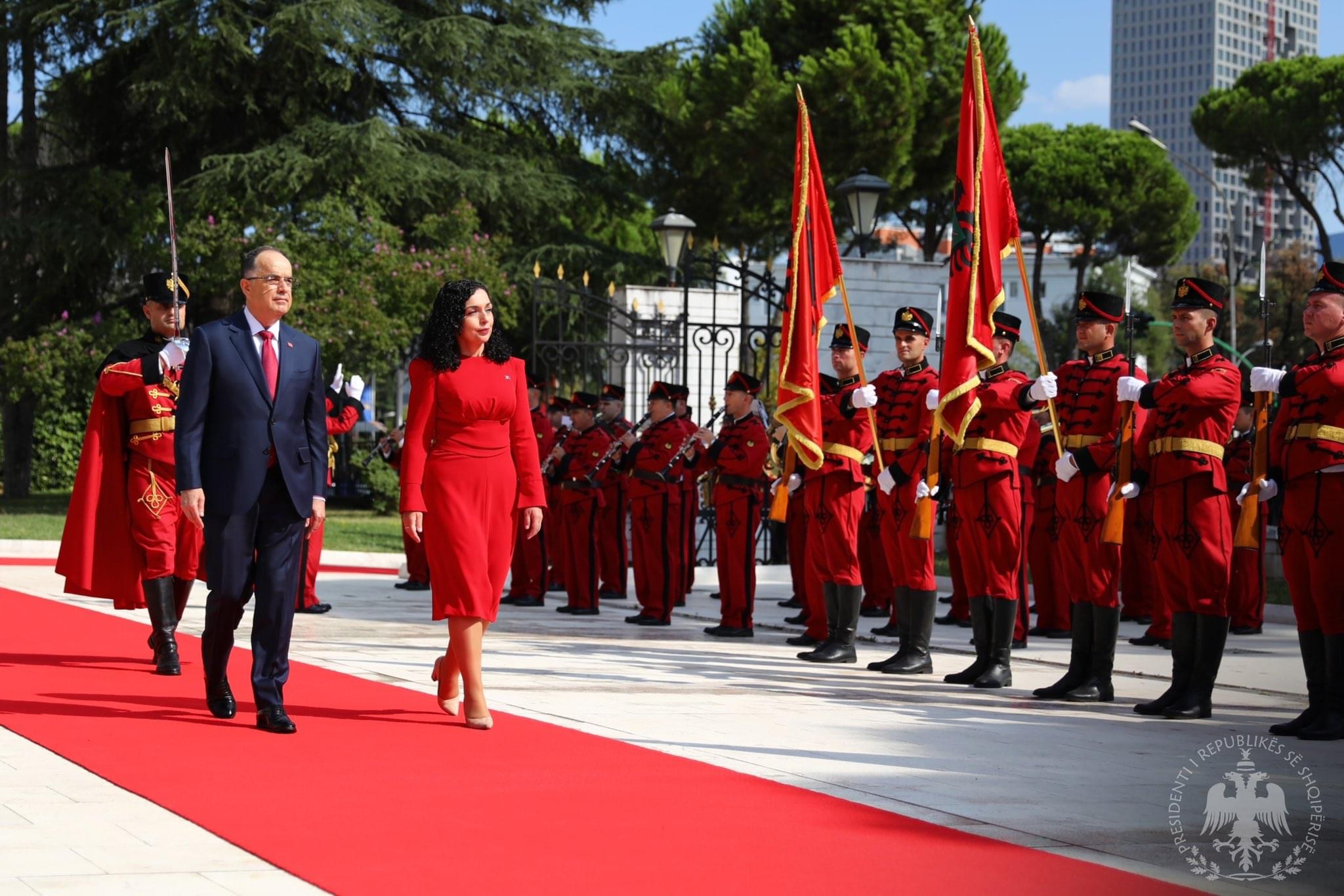 Vjosa Osmani pritet me ceremoni shtetërore nga Bajram Begaj