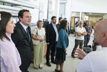 Kurti viziton kompaninë pejane ‘Gacaferi Glass’ si përfituese e masës 2.1 për subvencionimin e kredive investuese