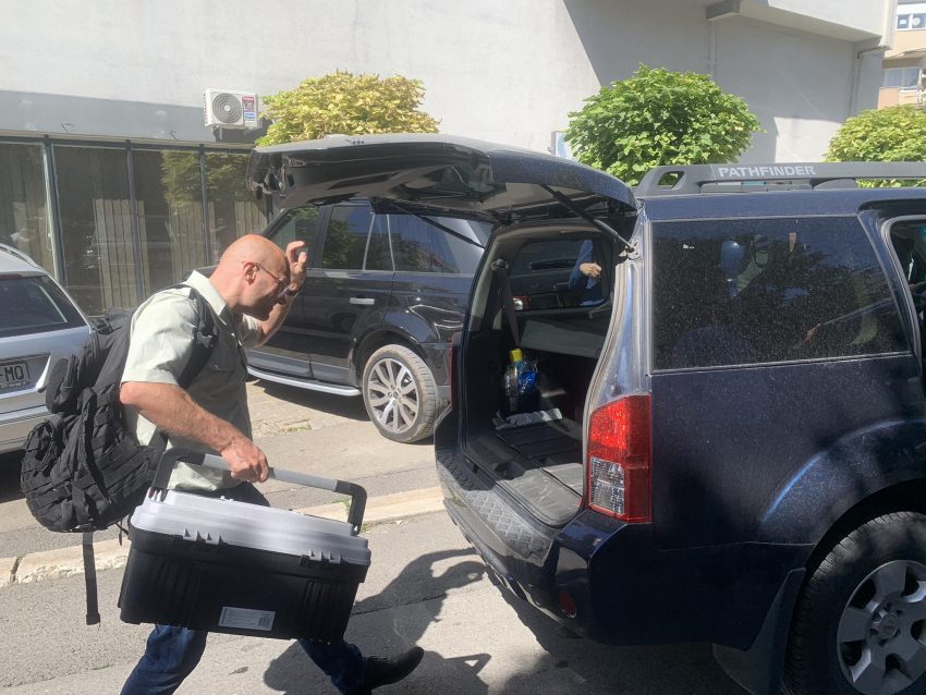 Përfundon bastisja në banesën e familjarëve të dëshmorëve Bahri e Fahri Fazliu, avokati thotë se zyrtarët e Speciales kanë marrë disa dokumente