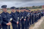 Varrimi i policit Afrim Bunjaku, Hovenier dhe Szunyog në ceremoni – kolegët në rend me lule