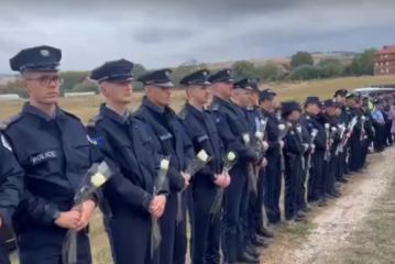 Varrimi i policit Afrim Bunjaku, Hovenier dhe Szunyog në ceremoni – kolegët në rend me lule