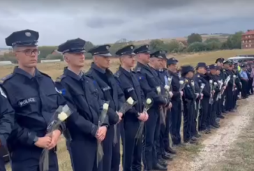 Varrimi i policit Afrim Bunjaku, Hovenier dhe Szunyog në ceremoni – kolegët në rend me lule